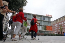 La marcha nórdica se basa en caminar con el apoyo de dos bastones, por lo que es adecuada para cualqueir edad y condición física.