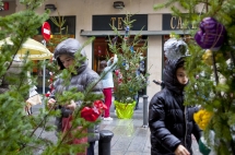 Escolares decoran con materiales reciclados abetos navideños