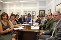 El Ayuntamiento firma un convenio con siete entidades para que las alumnas del taller de atención a personas dependientes realicen prácticas.