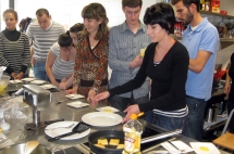 Cocinando en la Casa de la Juventud