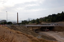Puente sobre el futuro parque Norte que conecta Lezkairu y Mendillorri