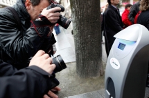 Existen repartidos por distintos barrios de la ciudad cinco postes de recarga para vehículos eléctricos