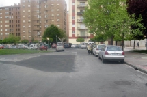 Imagen de un bache sobre el que se ha realizado un parcheo.