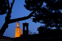 En marzo, la torre de San Saturnino iluminada