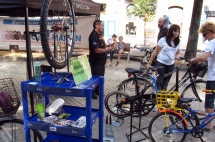 En la semana Europea de la Movilidad hay un espacio para la reparación gratuita de bicicletas (paseo de Sarasate).