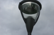 Las farolas tienen diseños para evitar que su luz se refleje hacia arriba.