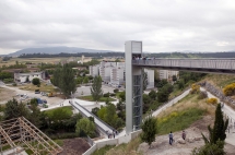 Pasarela elevada de acceso al ascensor del Echavacoiz Norte.