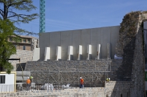 Estructura del muro de contención de baluarte del Labrit -ya armada- para la reconstrucción del muro que se derrumbó.