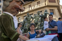 Un kiliki muestra sus habilidades en las tareas domésticas dentro de la campaña por la igualdad a la que se adhiere el Consistorio