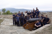 Alumnos de la Escuela Taller Parque de Aranzadi tras la colocación del cañón fabricado