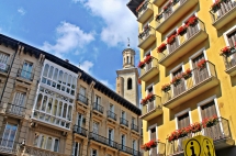 El calendario muestra en agosto una foto de la torre de San Saturnino desde la plaza Consistorial