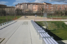 Los elementos urbanos, como barandillas, cambian de estilo en la ciudad en crecimiento.