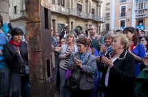 Un poste conmemorativo colocado en el vallado rinde homenaje a los quince fallecidos en el encierro