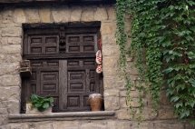 Esta ventana de la calle Redín ilustra julio y fue elegida como la mejor del calendario