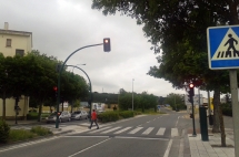 Nuevo semáforo en un paso de cebra de la avenida de Aróstegui