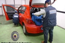 Agentes de Policía Municipal registran el vehículo de un detenido