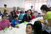 Los menores, de 4º de Educación Primaria, desayunan pan con aceite, frutas y lácteos.
