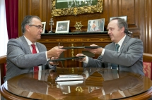 Renovación del convenio entre MICAP y Ayuntamiento de Pamplona para la Oficina de Mediación Hipotecaria (OFIMEH)