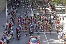 El pelotón a su paso por Pamplona camino de la meta en el alto de San Miguel de Aralar