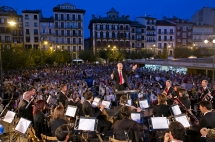 La Pamplonesa tocó al aire libre para todos los ciudadanos en la Plaza del Castillo durante San Fermín de Aldapa