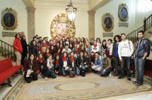 El Ayuntamiento de Pamplona recibe durante el año a cientos de personas que visitan sus dependencias