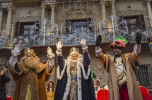 Los Reyes Magos llegan a Pamplona el 5 de enero y son recibidos en la Plaza Consistorial antes de la cabalgata