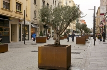 Se colocan jardineras metálicas ornamentales de gran tamaño en la calle Tafalla realizadas por la Escuela Taller de Empleo Parque de Aranzadi
