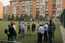 El Ayuntamiento repara la hierba artificial, refuerza la iluminación y eleva el vallado perimetral de campo municipal El Irati