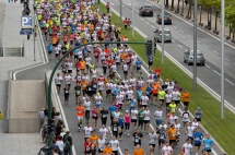 Cientos de atletas participan en la I San Fermín Marathon