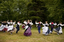 El grupo de danzas municipal Duguna recupera el baile tradicional de la soka-dantza