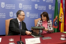 Firma de un convenio sobre el laboratorio entre el Ayuntamiento de Pamplona y el Departamento de Salud de Gobierno de Navarra
