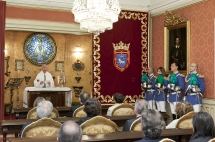 El Ángel de Aralar visita el Ayuntamiento. Es la única vez que se utiliza la capilla del Salón de Recepciones