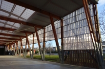 Se añade el cierre parcial de la fachada de la pista polideportiva del Colegio Público Mendillorri-Elorri