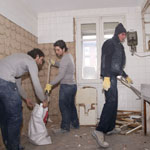 Menores de 30 años trabajan durante el ano en la rehabilitación de pisos municipales para familias en emergencia