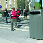 Se invierten 49416 euros en 86 nuevas papeleras para Casco Antiguo Ensanches y zonas verdes algunas de mayor tamaño y otras que permiten reciclar plasticos