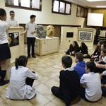 El Ayuntamiento pone en marcha el programa En mudanza Ibiltari para acercar el arte contemporaneo a los centros escolares