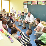 El alcalde de Pamplona en el Colegio Publico San Jorge el centro con mayor nivel de diversidad cultural de la ciudad