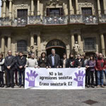 El Ayuntamiento de Pamplona se concentra contra las agresiones sexistas en la Plaza Consistorial
