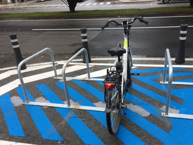 Bizikletak aparkatzeko euskarriak bide publikoan ezartzeko plana