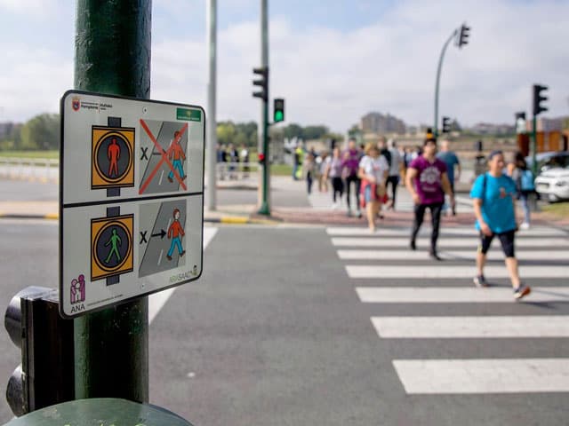 Nafarroako Autismo Elkarteak piktograma bidez semaforoetan egindako seinaleztapena