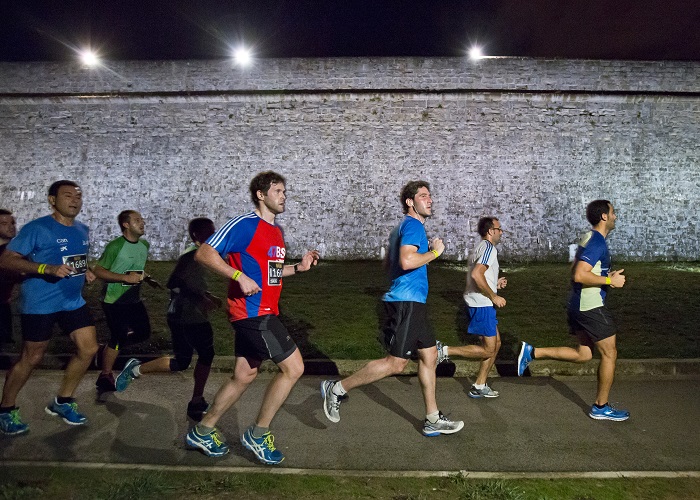 Corredores durante la carrera nocturna de las murallas