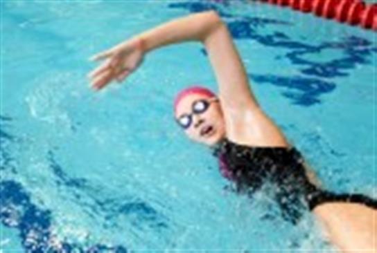 niña nadando en una piscina