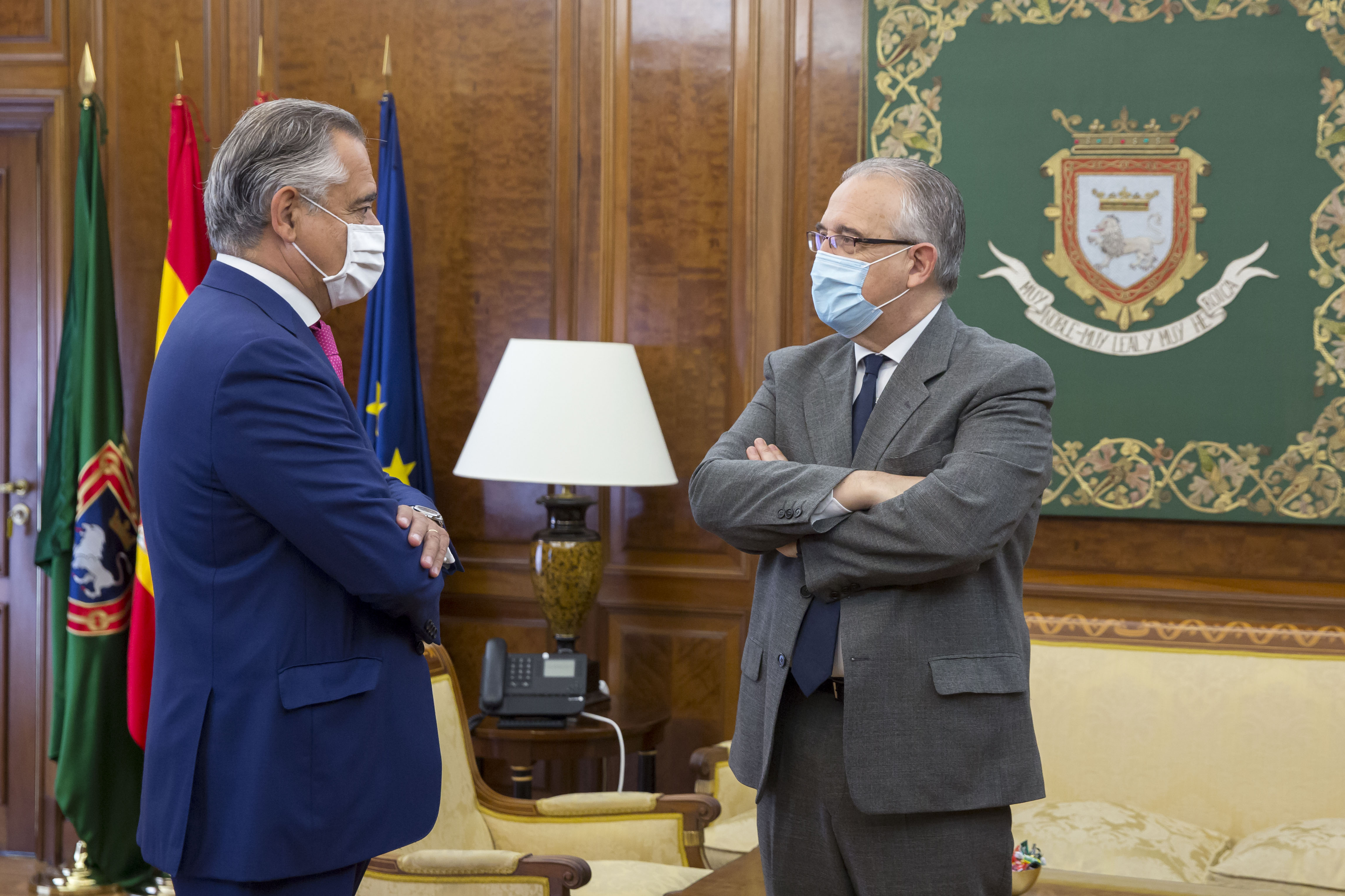 El alcalde de Pamplona ha recibido esta mañana en su despacho al recientemente elegido y nombrado presidente de la Confederación de Empresarios de Navarra, Juna Miguel Sucunza. La reunión ha estado marcada por la nueva situación económica generada por las consecuencias del coronavirus y, en este sentido, el representante de los empresarios ha trasladado a Maya su voluntad para colaborar con los objetivos principales de reactivar la economía y animar al consumo. Alcalde y presidente de la CEN han intercambiado impresiones sobre la situación económica actual y han puesto encima de la mesa las medidas y actuaciones que desde cada organismo están ya previstas para llevarse a cabo en los próximos meses. Tras conocer las acciones puestas en marcha por el Ayuntamiento, Sucunza ha presentado a Maya los pasos que desde la institución que preside se están planteando para contribuir a mitigar la crisis. El objetivo de este encuentro de trabajo no era otro que tratar de unir esfuerzos y coordinar las distintas acciones para poder ser más efectivos y focalizarse en las necesidades más urgentes. En este sentido, el presidente de la CEN ha mostrado la disposición y voluntad de la organización para estrechar la colaboración, promover el diálogo y abogar por el consenso con todas aquellas entidades y organizaciones que persiguen el desarrollo económico y social de Navarra. Ante la situación generada por la Covid-19, Ayuntamiento y CEN ven la necesidad de reactivar la economía y animar al consumo, poniendo como prioridad el mantenimiento de los protocolos de seguridad e higiene necesarios para evitar nuevos brotes de contagio. En representación de los empresarios de Navarra Esta visita se enmarca dentro de la ronda de reuniones y encuentros que tras su nombramiento está teniendo el nuevo presidente de la Confederación Empresarial Navarra con los representantes de las principales instituciones de Navarra. La Confederación Empresarial Navarra es una organización que representa y defiende los intereses de los empresarios navarros,