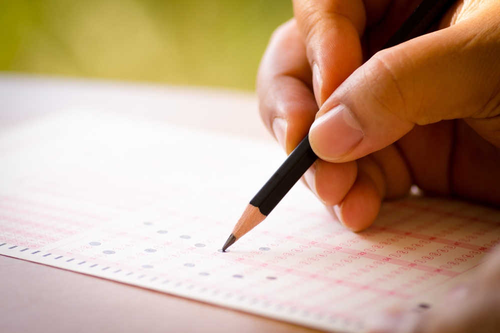 Lápiz rellenando un examen