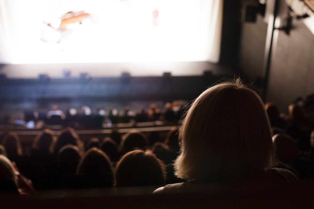 Personas viendo un concierto