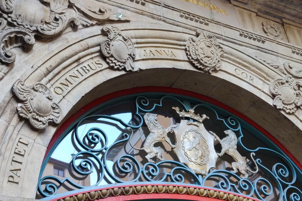 Puerta de la casa consistorial