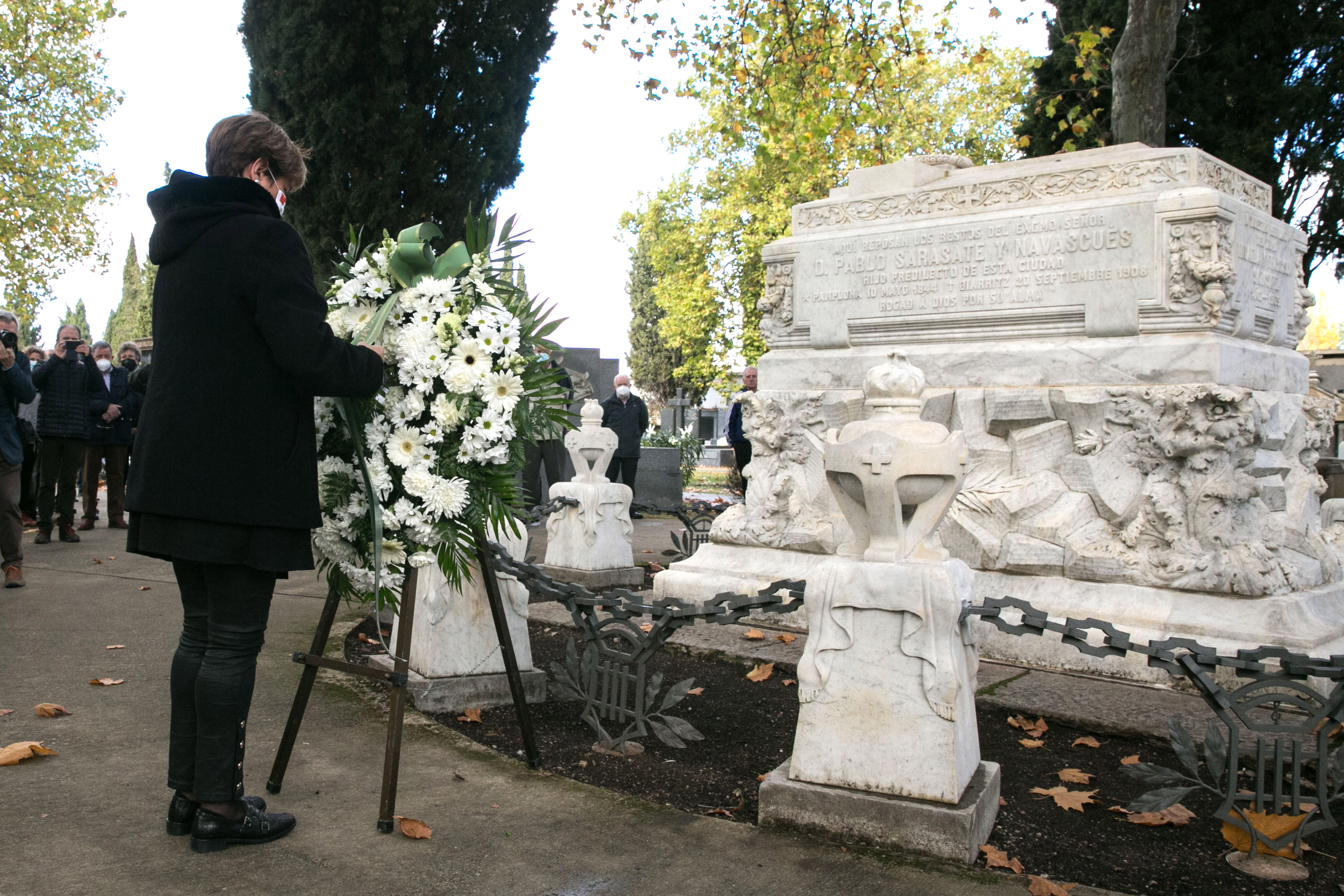 Corona de flores ante el mausoleo de Sarasate