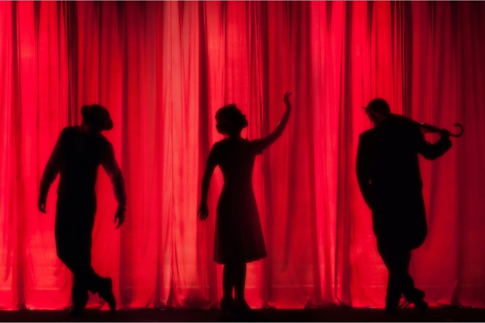 Interpretación de una obra de teatro a contraluz