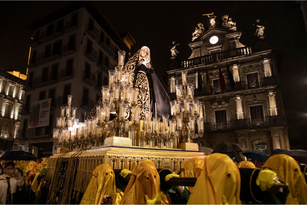 La Dolorosa a su paso por la plaza Consistorial