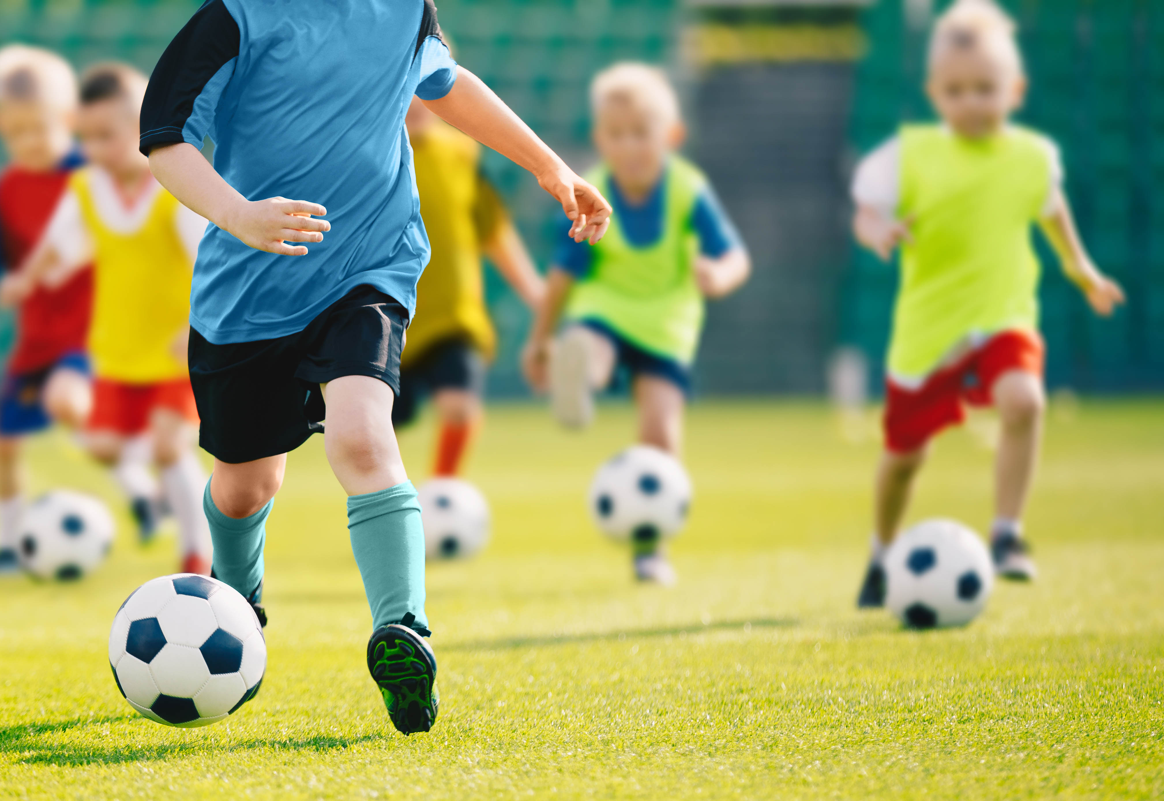niños jugando al fútbol